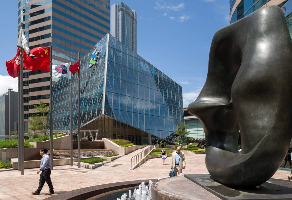 Kunst en beurs: Het gebouw van de Hong Kong Stock Exchange is een architectonisch werk dat opvalt door zijn moderne ontwerp. Het staat bekend als "Exchange Square".