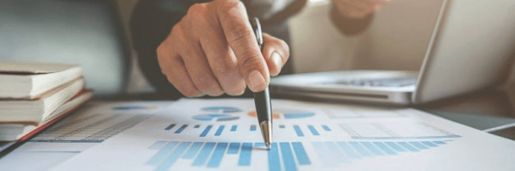 selectie van aandelen met een pen in een hand