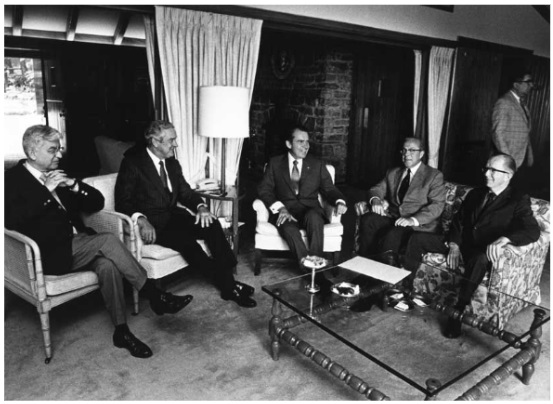 President Nixon met adviseurs voor economisch beleid in Camp David, waaronder de voorzitter van de Federal Reserve Arthur Burns.